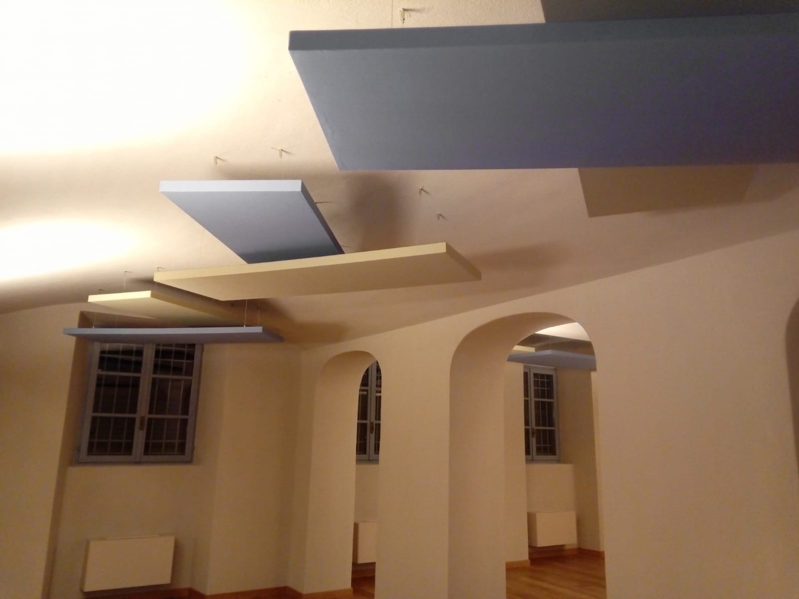 Miglioramento acustica uffici e spazi commerciali con pannelli fonoassorbenti bianchi e blu