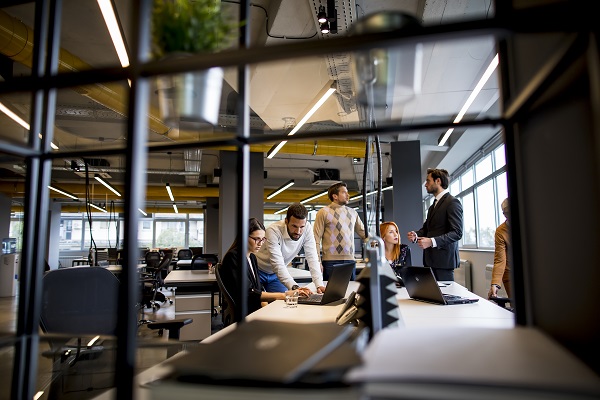 Soluzioni di acustica innovativa sono fondamentali negli uffici open space.