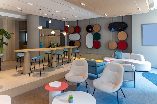 Zona lounge e relax in un ufficio moderno.